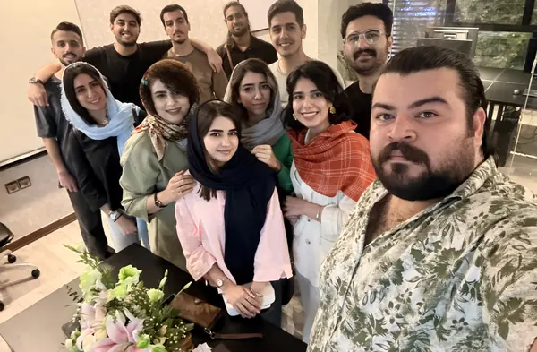 سلفی نزدیک و پر از لبخند