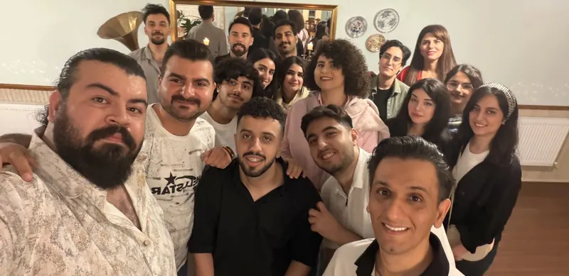 سلفی جمعی در کافه