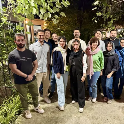 عکس جمعی لابه‌لای سبزه